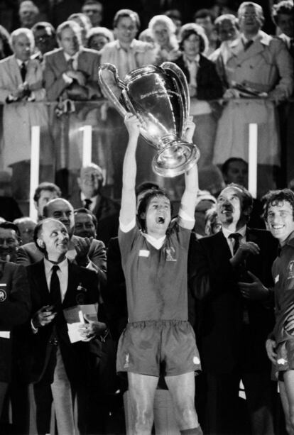 El defensa y capitán del Liverpool Phil Thompson (centro) levanta el trofeo tras el partido, el 27 de mayo de 1981.