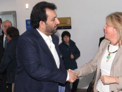 El jeque Al-Thani saluda a la alcaldesa de Marbella, &Aacute;ngeles Mu&ntilde;oz en el antepalco de La Rosaleda en 2011.