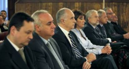 Rafael Blasco, tercero por la izquierda, con el resto de acusados en el caso Cooperación.