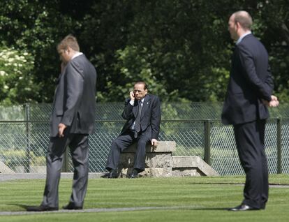 Silvio Berlusconi conversa por teléfono durante un receso en una de las reuniones de la cumbre del G8 celebrado en en Gleneagles, Escocia, el 7 de julio de 2005.