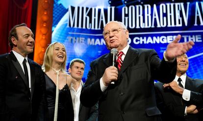 Kevin Spacey, Sharon Stone, Paul Anka y Mijal Gorbachov en el escenario al final de la 'Gorby 80', gala de homenaje al expresidente de la Unin Sovitica para celebrar su 80 cumplea?os, en el Royal Albert Hall de Londres.