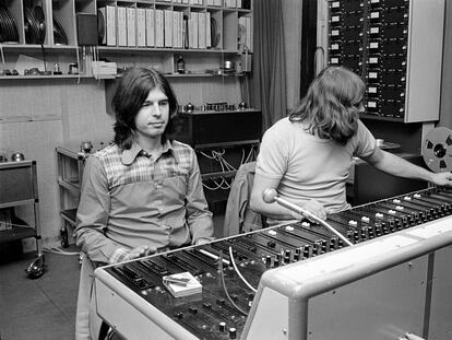 Tony Visconti (izquierda) y el ingeniero de sonido Freddy Hansson, grabando un disco de T-Rex en los Rosenberg Studios.