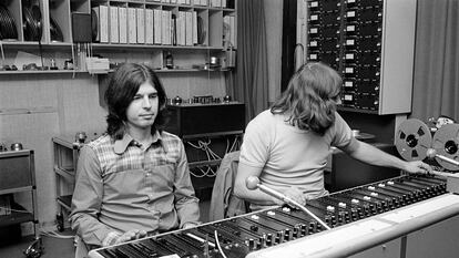 Tony Visconti (izquierda) y el ingeniero de sonido Freddy Hansson, grabando un disco de T-Rex en los Rosenberg Studios.