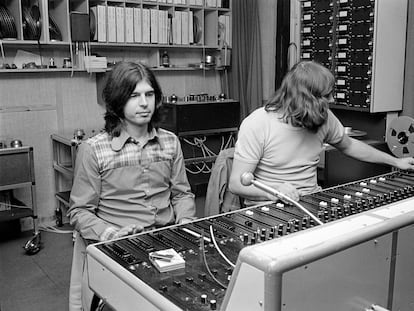 Tony Visconti (izquierda) y el ingeniero de sonido Freddy Hansson, grabando un disco de T-Rex en los Rosenberg Studios.