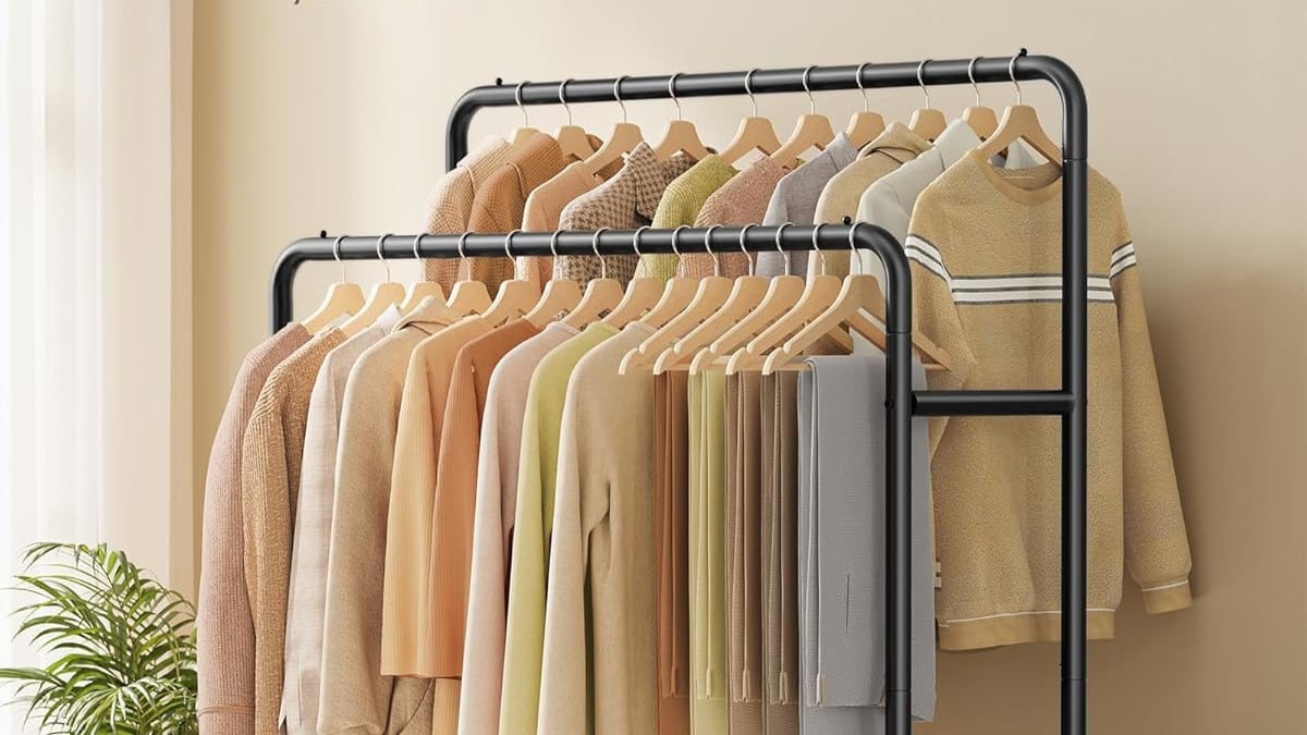 Si buscas un accesorio de almacenaje sencillo y práctico, este burro para ropa con doble barra es ideal. 