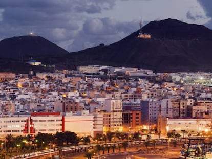 Imagen del barrio de la Isleta, con el acceso al Puerto de la Luz en primer plano.