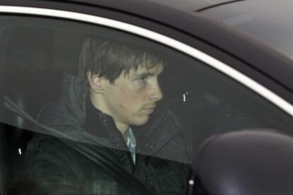 Fernando Torres llega en coche al entrenamiento del Liverpool esta mañana.