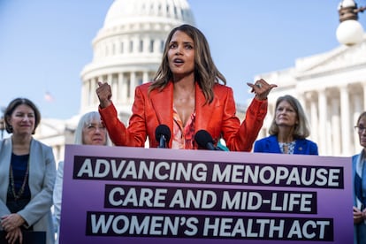 La actriz Halle Berry pide en un acto celebrado en Washington el 2  de mayo más fondos públicos para la menopausia.  