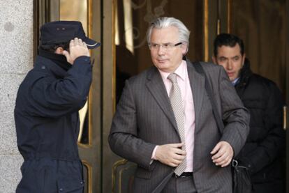 Garzón sale de la primera sesión del juicio en el Tribunal Supremo.