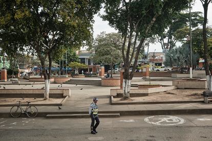 Una policía de tránsito en las calles de la plaza principal de Miranda.