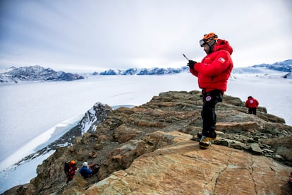 El explorador Cristian Andrades, alias 'Alacrán', en la cima del pico Charles.