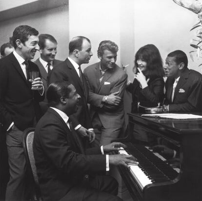 Johnny Halliday, con Serge Gainsbourg, Errol Garner, Fernand Raynaud, Juliette Gréco y H. Salvador, en París en 1962.