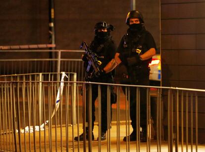 Policías permanecen vigilando los alrededores del Manchester Arena.