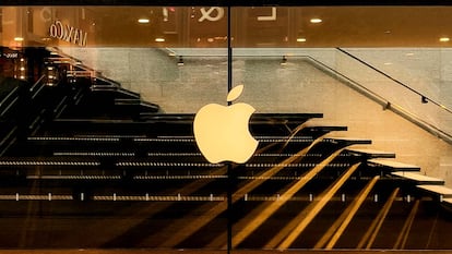 Logotipo de Apple en una pared de cristal