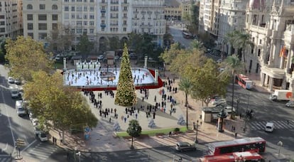 Imagen virtual de la pista de hielo que impulsan los comerciantes en la plaza del Ayuntamiento de Valencia.