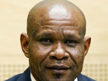 El exjefe rebelde congoleño Mathieu Ngudjolo Chui escucha el veredicto del tribunal.