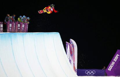 La china Cai Xuetong realiza un salto durante la prueba de Snowboard.
