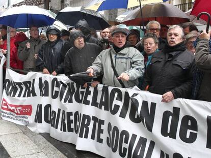 Concentración de pensionistas frente al Ministerio de Hacienda.