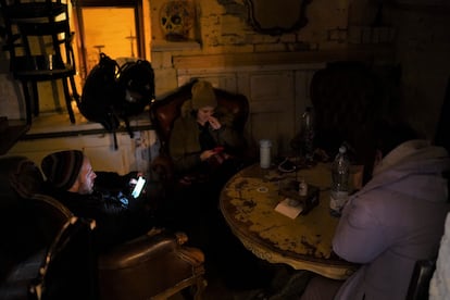 Varios de los residentes en Kiev que han encontrado refugio en la parte baja del Buena Vista Social Bar.