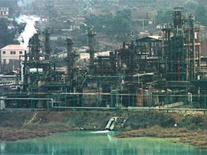 La central de Flix, que ha arrojado unos 200 litros de combustible al río Ebro, en una imagen tomada hace dos días.