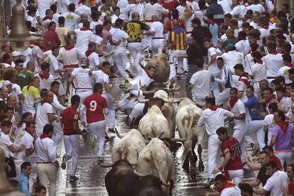 Corredores en la calle Estafeta durante el primer encierro de San Fermín.