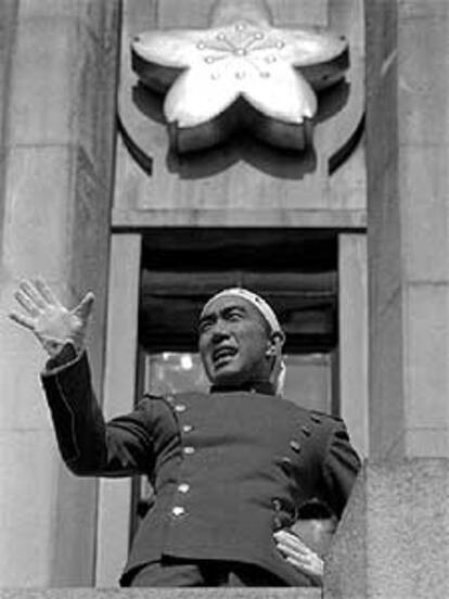 Yukio Mishima se dirige a los soldados japoneses en Tokio el 25 de noviembre de 1970, poco tiempo antes de suicidarse.