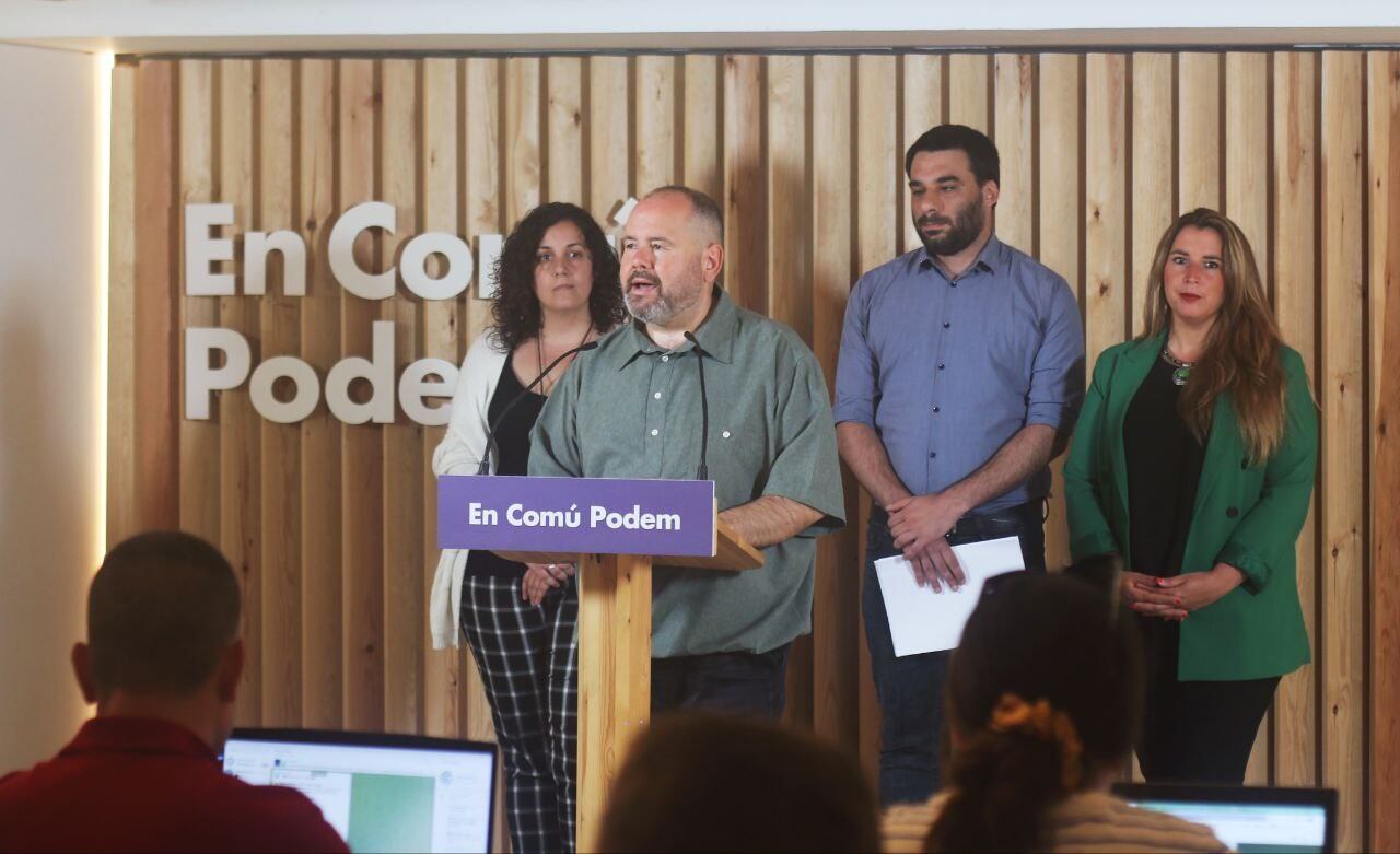 De izquierda a derecha, Conchi Abellán, Lucas Ferro, Candela López, coordinadora de los comunes, y, en primer plano, el portavoz Joan Mena, en una rueda de prensa en 2022.