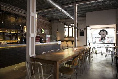 Barra del Monkee Koffee, en la calle Vallehermoso de Madrid.