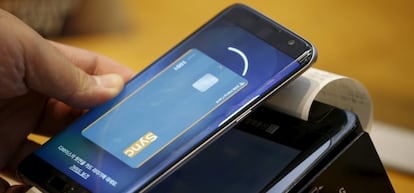 Un cliente paga con un m&oacute;vil Samsung