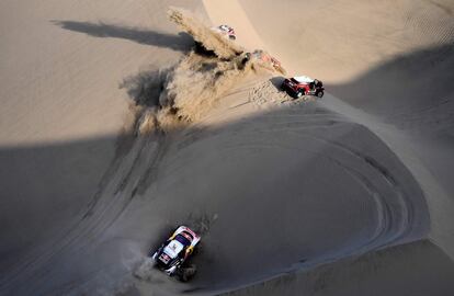 El piloto francs de Peugeot Sbastien Loeb y su copiloto Daniel Elena de Mnaco (abajo) se quedan atrapados en la arena mientras otros competidores pasan durante la quinta etapa del Rally Dakar 2018, entre San Juan de Marcona y Arequipa en Per, el 10 de enero de 2018.