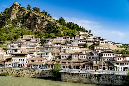 La ciudad de Berat, famosa por su arquitectura y conocida como la ciudad de las mil ventanas, es patrimonio mundial de la Unesco.
