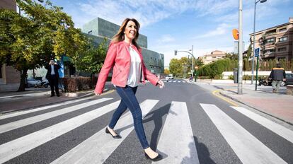 La presidenta de la Junta de Andalucía, Susana Díaz, camina por Granada donde ha realizado su primer viaje para las elecciones del 2 de diciembre.