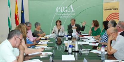Emelina Fernández y Paco Lobatón, en la presentación de la guía sobre cómo tratar las desapariciones.