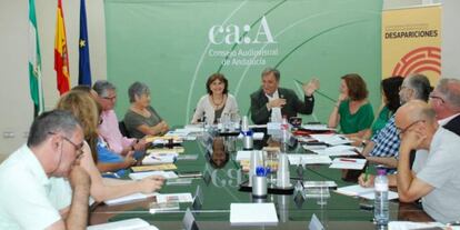 Emelina Fern&aacute;ndez y Paco Lobat&oacute;n, en la presentaci&oacute;n de la gu&iacute;a sobre c&oacute;mo tratar las desapariciones.