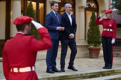 El lehendakari, Imanol Pradales, recibió este jueves al Presidente de Canarias, Fernando Clavijo, para abordar la inmigración.