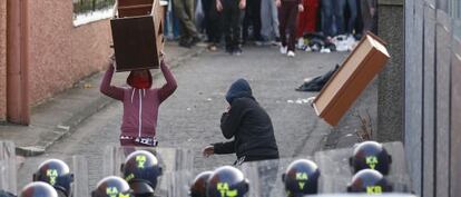 Jóvenes norirlandeses atacan a a la policía en el norte de Belfast.