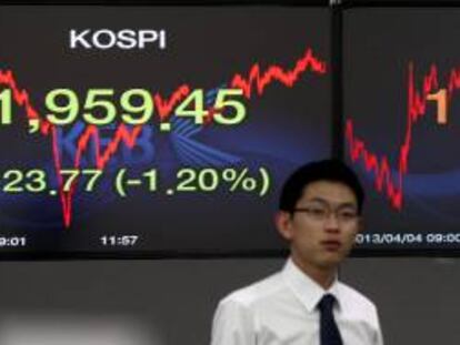 Un corredor de bolsa surcoreano trabaja junto a varias pantallas en una oficina del banco surcoreano Exchange Bank, en Corea del Sur. EFE/Archivo
