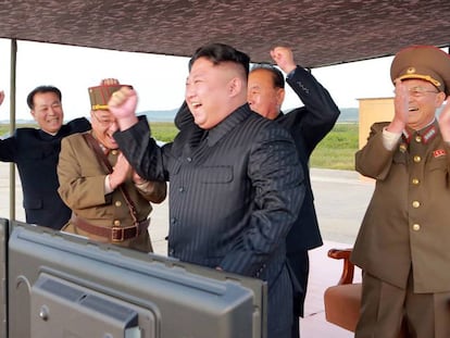 Kim Jong-un, o segundo a partir da direita, celebra depois de um teste de mísseis de longo alcance, em uma imagem divulgada em 16 de setembro de 2017