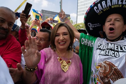 La flamante candidata, vestida con uno de sus tradicionales huipiles, también en esta ocasión de color rosa, ha empezado su discurso con unas palabras en idioma prehispánico para decirles a todos que estaba muy contenta y se ha presentado como originaria del pueblo ñañú e ingeniera