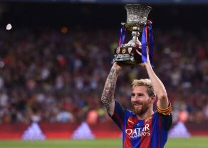 Messi levanta la Supercopa.
