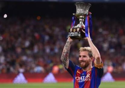 Messi aixeca la Supercopa.