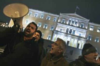 Manifestantes frente al Parlamento griego en Atenas en respuesta a los duros ajustes pactados por el Gobierno con los acreedores internacionales. EFE/Archivo