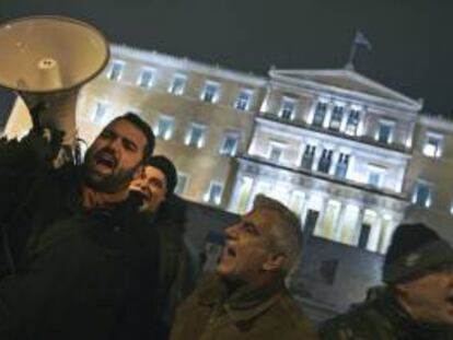 Manifestantes frente al Parlamento griego en Atenas en respuesta a los duros ajustes pactados por el Gobierno con los acreedores internacionales. EFE/Archivo