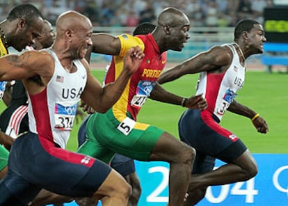 Justin Gatlin, a la derecha, se impone a Francis Obikwelu (centro) y a Maurice Greene en la meta de los 100 metros.