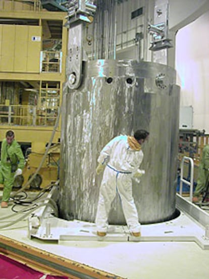 Extraccin y limpieza de un contenedor de combustible nuclear en la central de Trillo (Guadalajara).