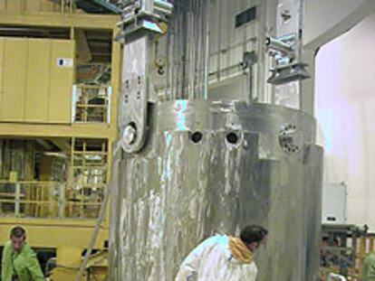 Extracción y limpieza de un contenedor de combustible nuclear en la central de Trillo (Guadalajara).