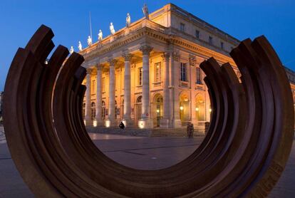 Escultura de Bernar Venet frente al Gran Teatro de Burdeos.