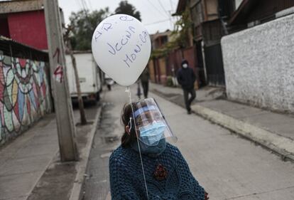 Una vecina de una fallecida por coronavirus se dirige para asistir al fineral de esta, en Santiago de Chile.