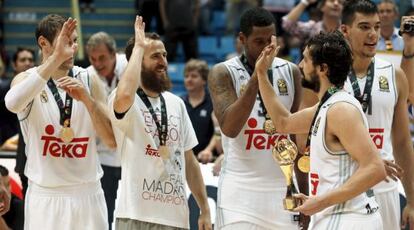 Llull celebra con sus compañeros el trofeo de la Intercontinental.