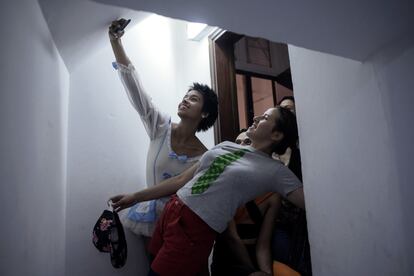 Miembros de El Elenco se hacen un ‘selfie’ antes de salir a escena. Todos los bailarines del grupo han sido escogidos de los talleres que Alas Abiertas imparte en diferentes centros educativos del país.